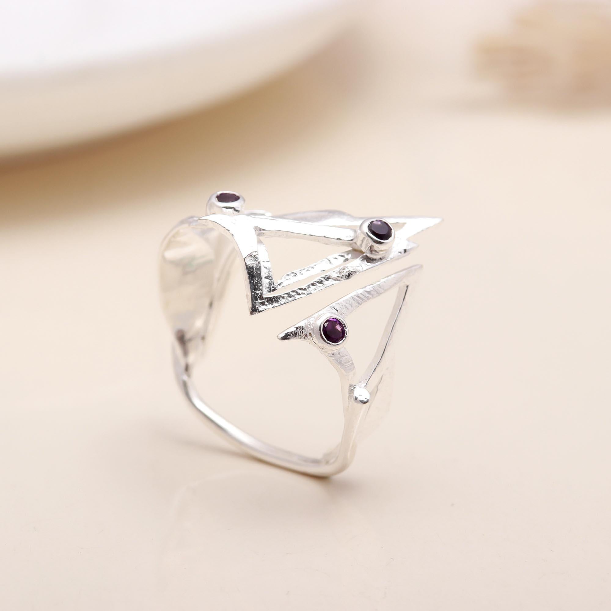 The Violet Geometry: Abstract Triangle Wire Ring