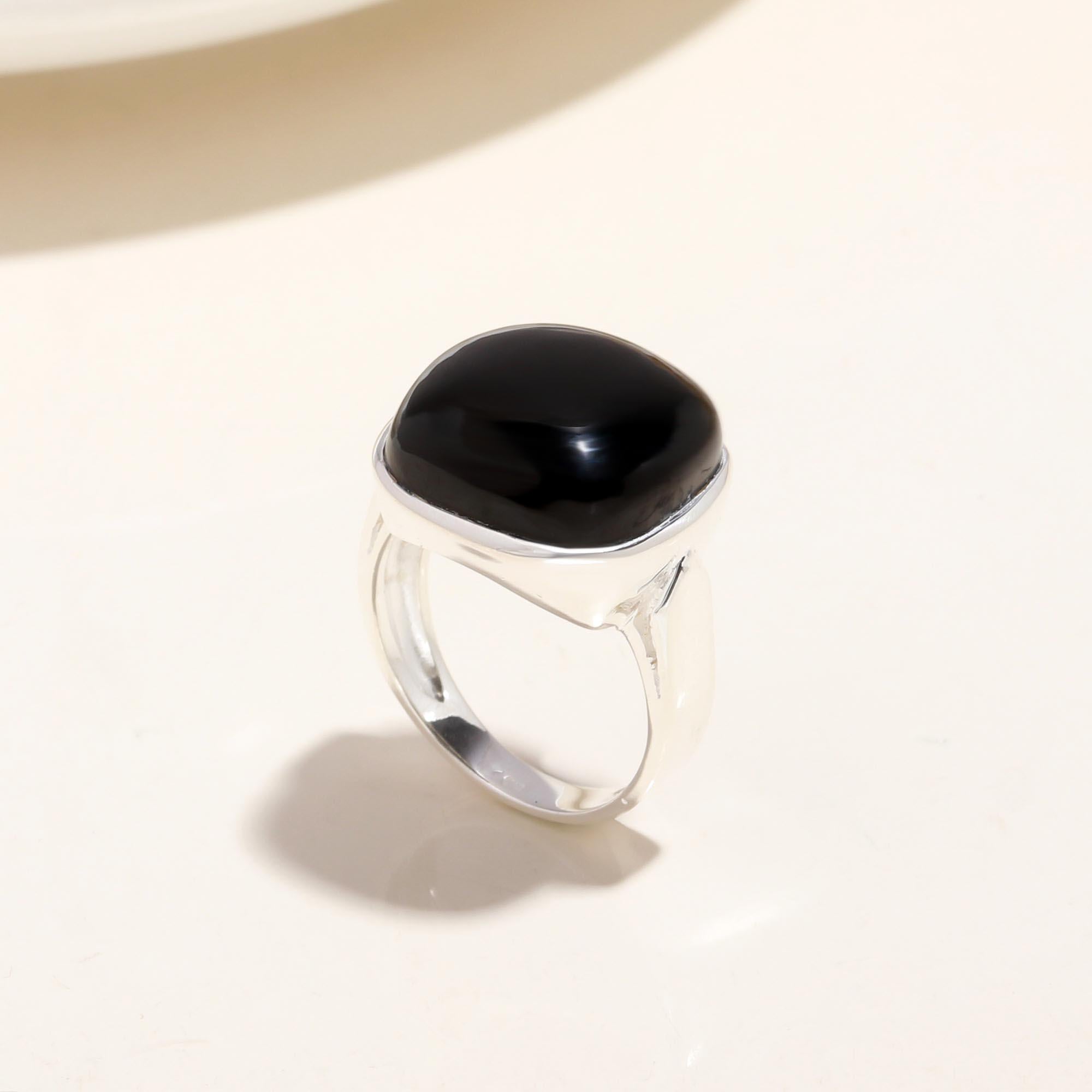 The Midnight Cushion: Sleek Modern Solitaire