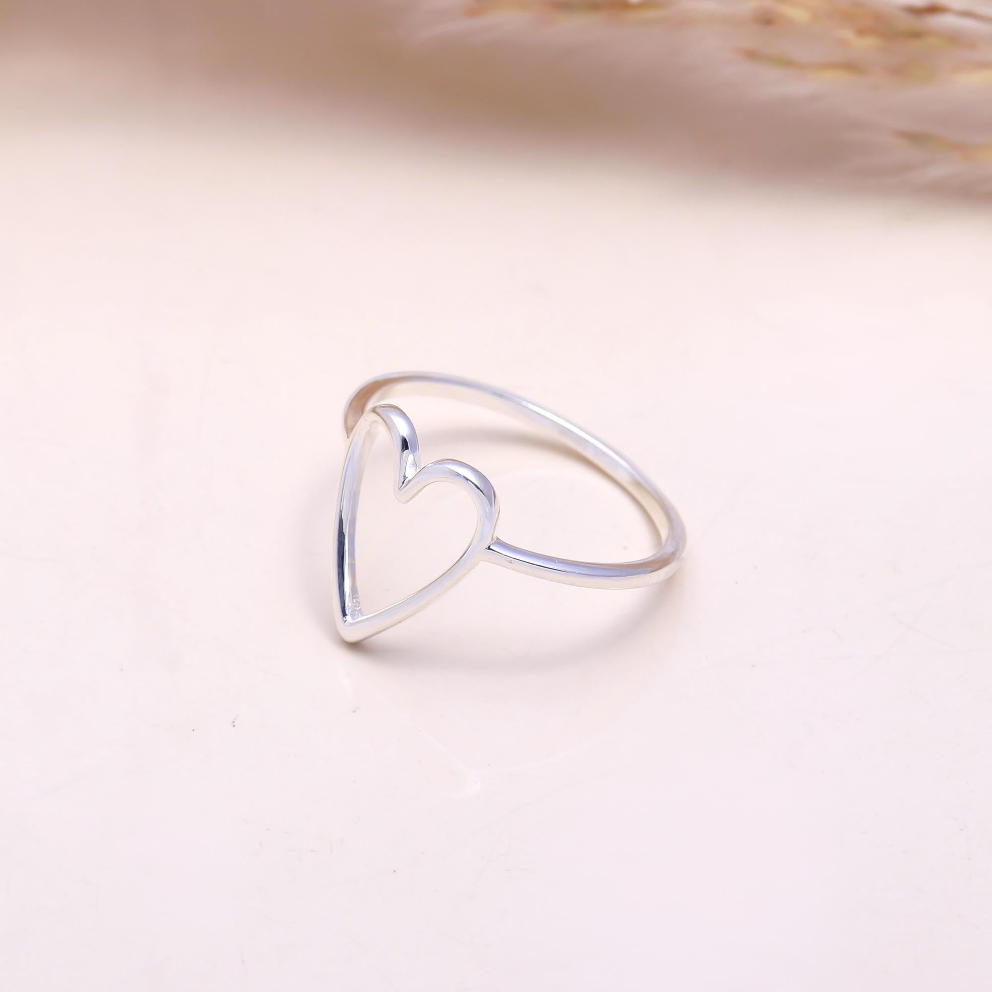 The Minimalist Love: Silver Wire Open Heart Ring