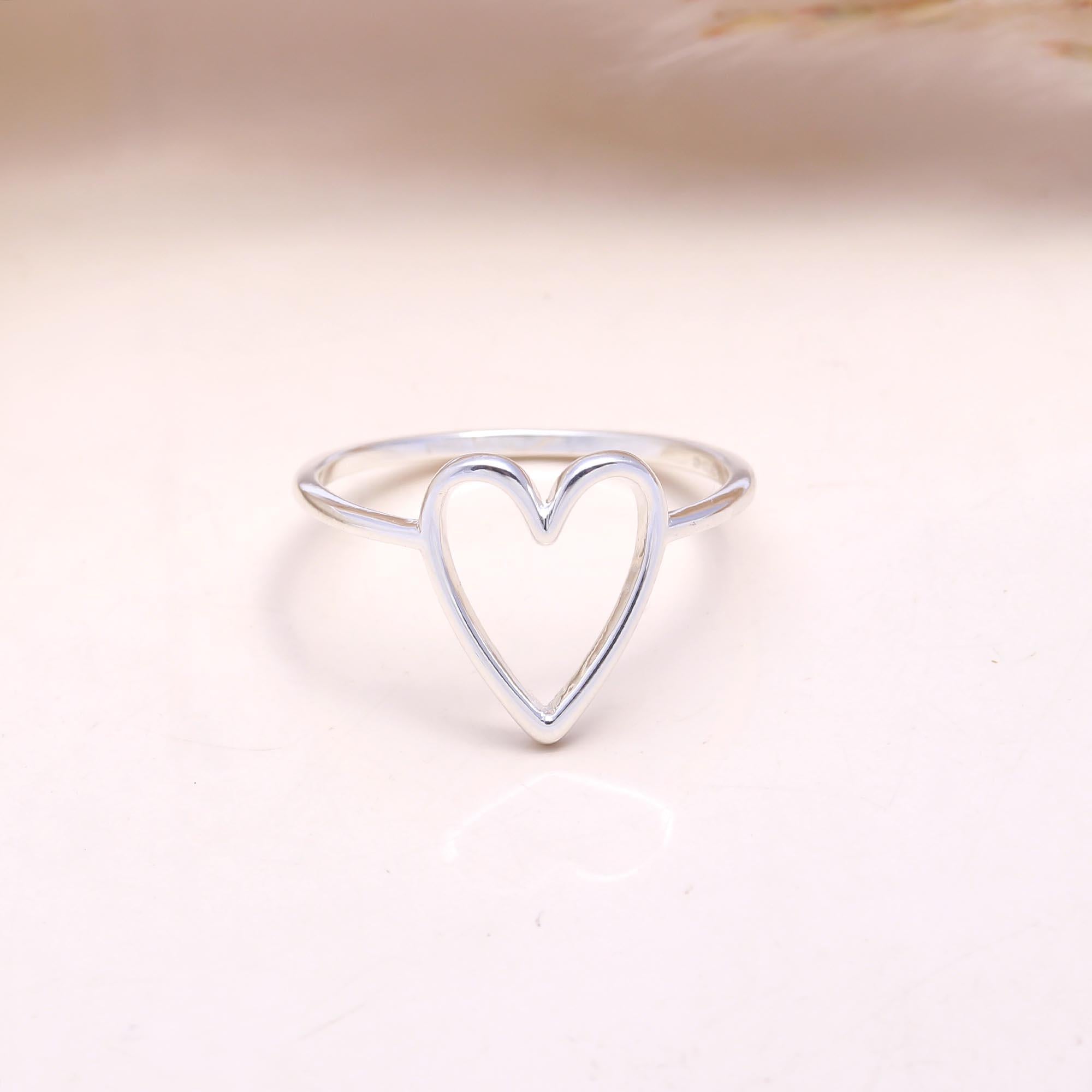 The Minimalist Love: Silver Wire Open Heart Ring