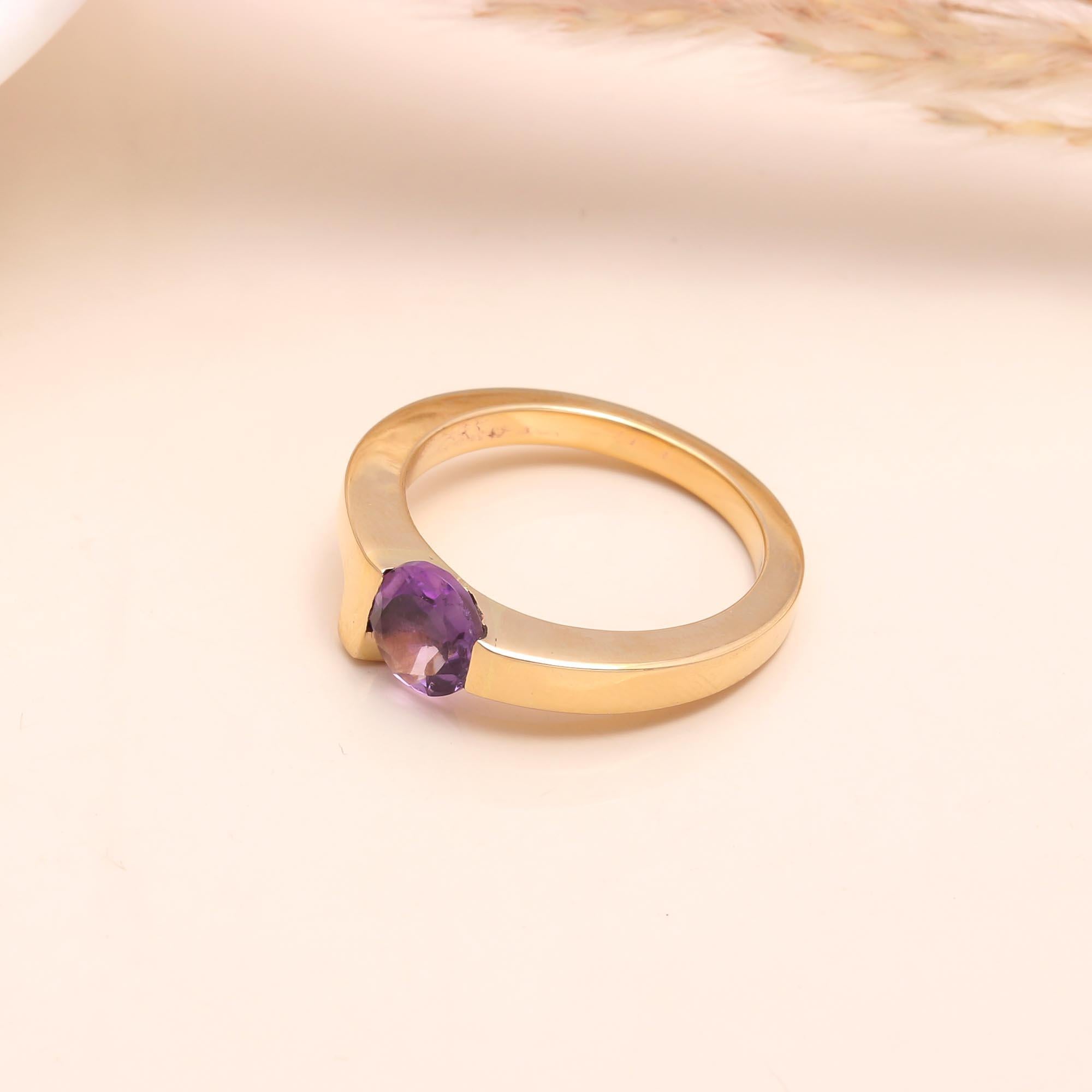 The Amethyst Tension: Modern Gold Solitaire Ring