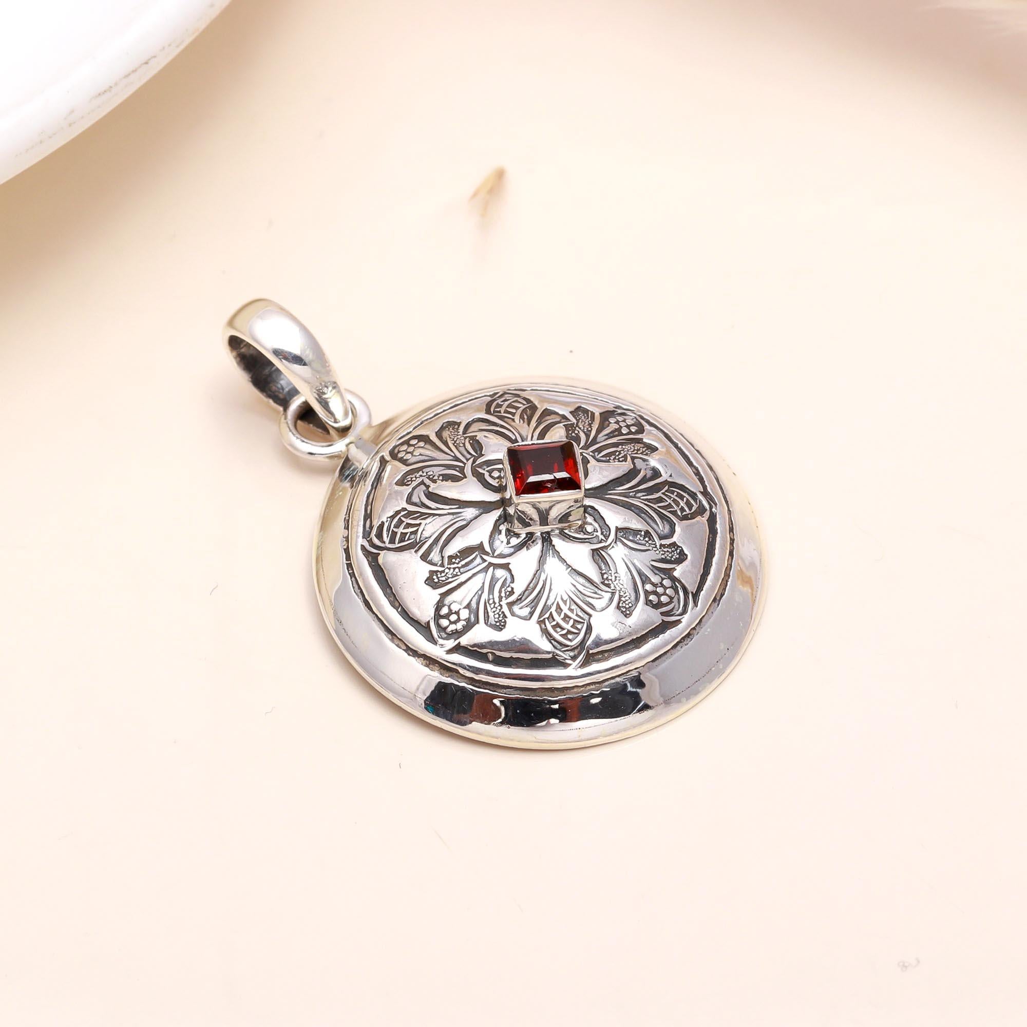 925 Sterling Silver Vintage Round Garnet Medallion Pendant