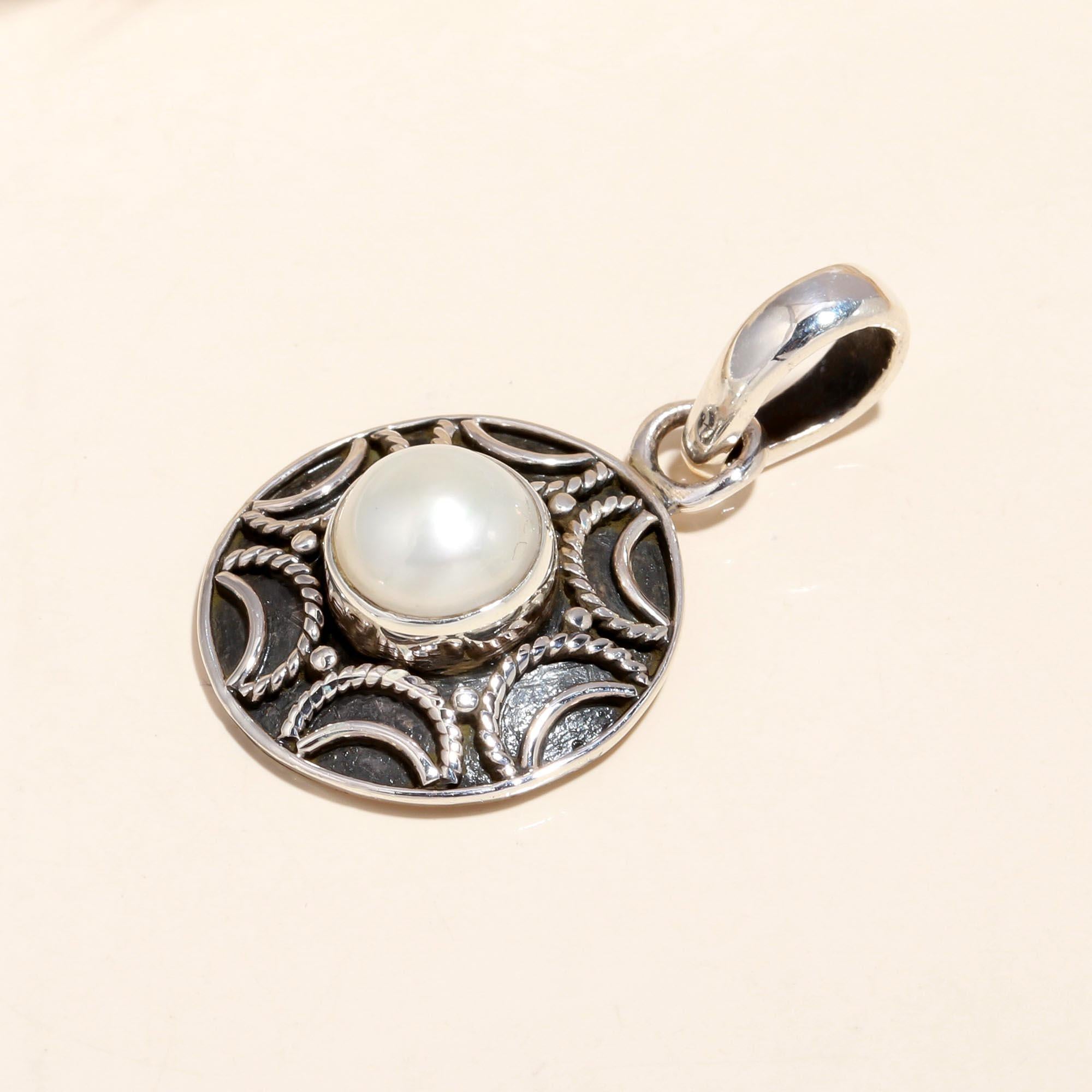 925 Sterling Silver Vintage-Inspired Design Pearl Pendant