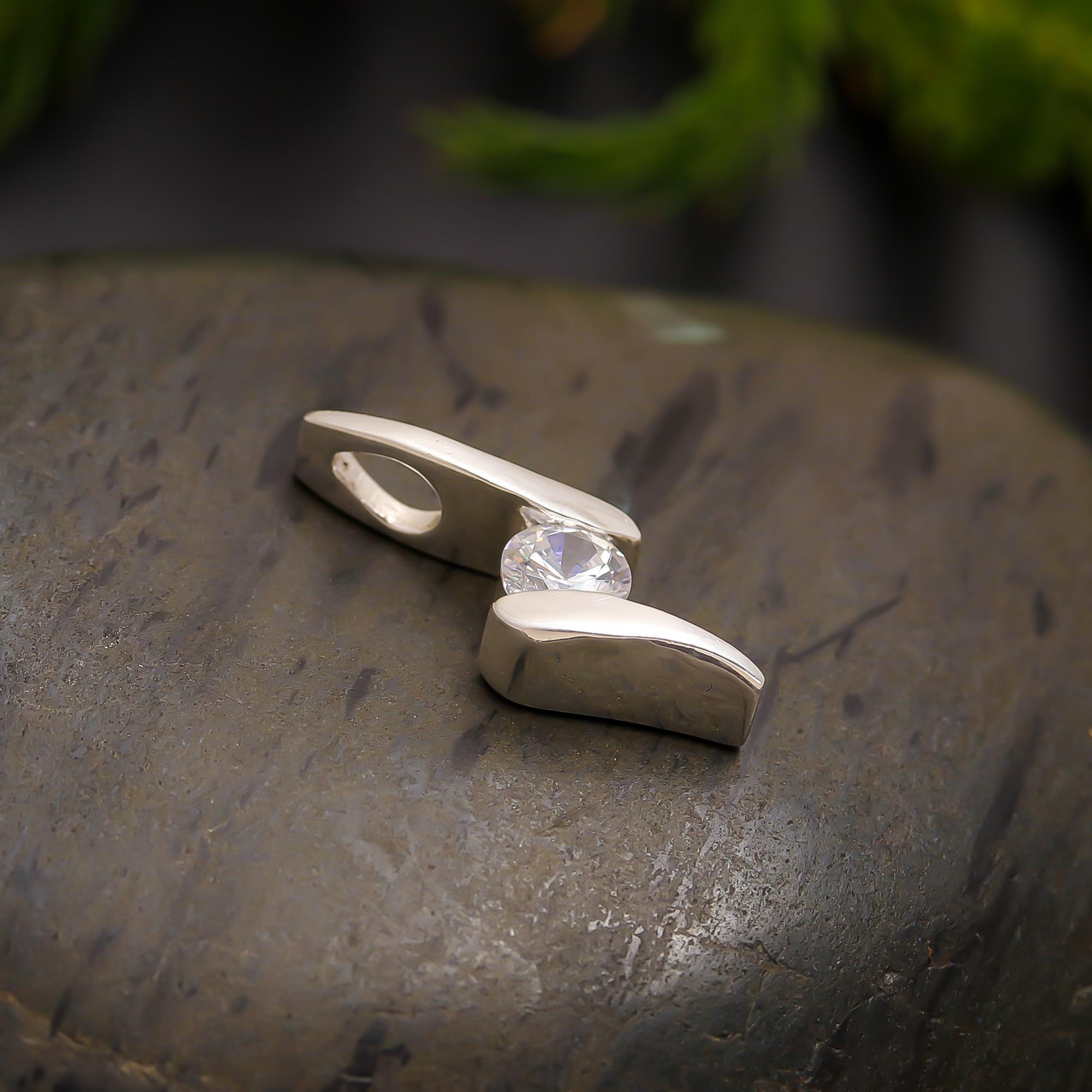 925 Silver Curved Wrap Solitaire Pendant