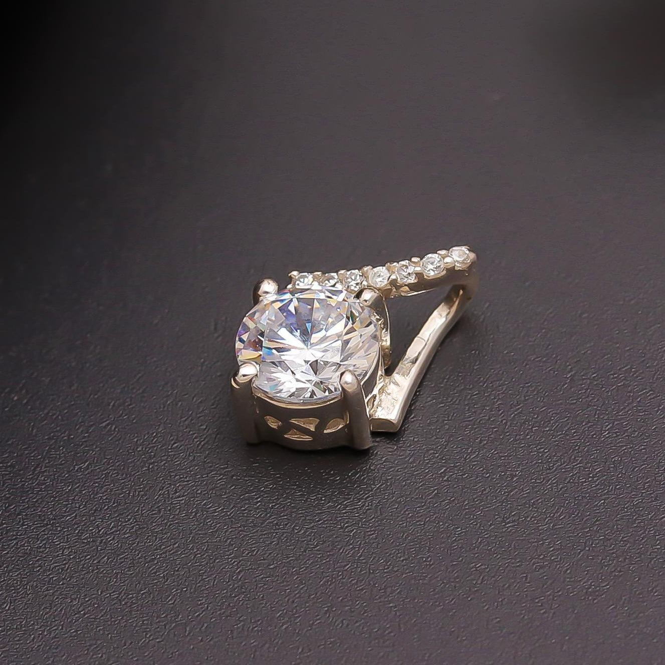 925 Silver Classic Solitaire Twist Pendant