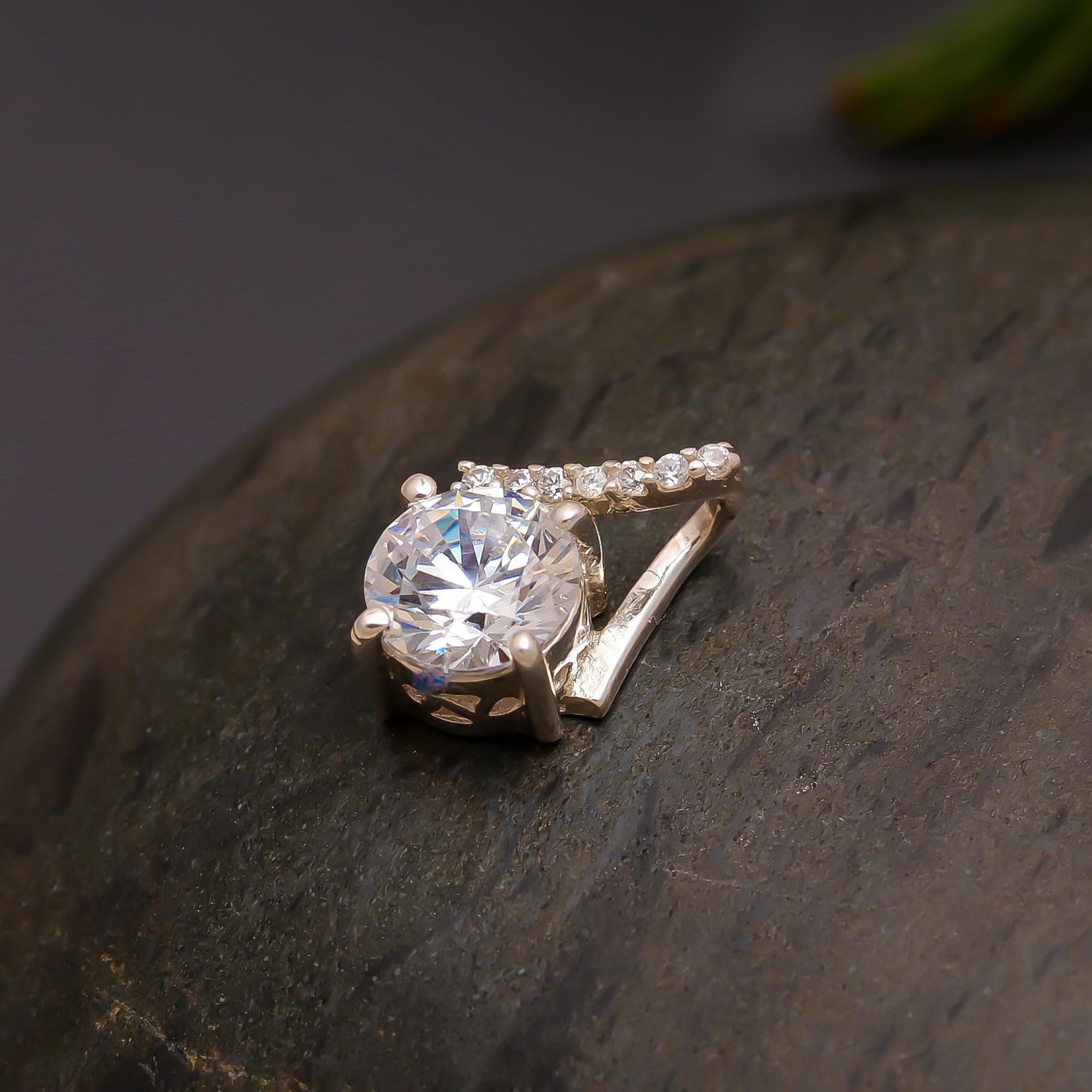 925 Silver Classic Solitaire Twist Pendant