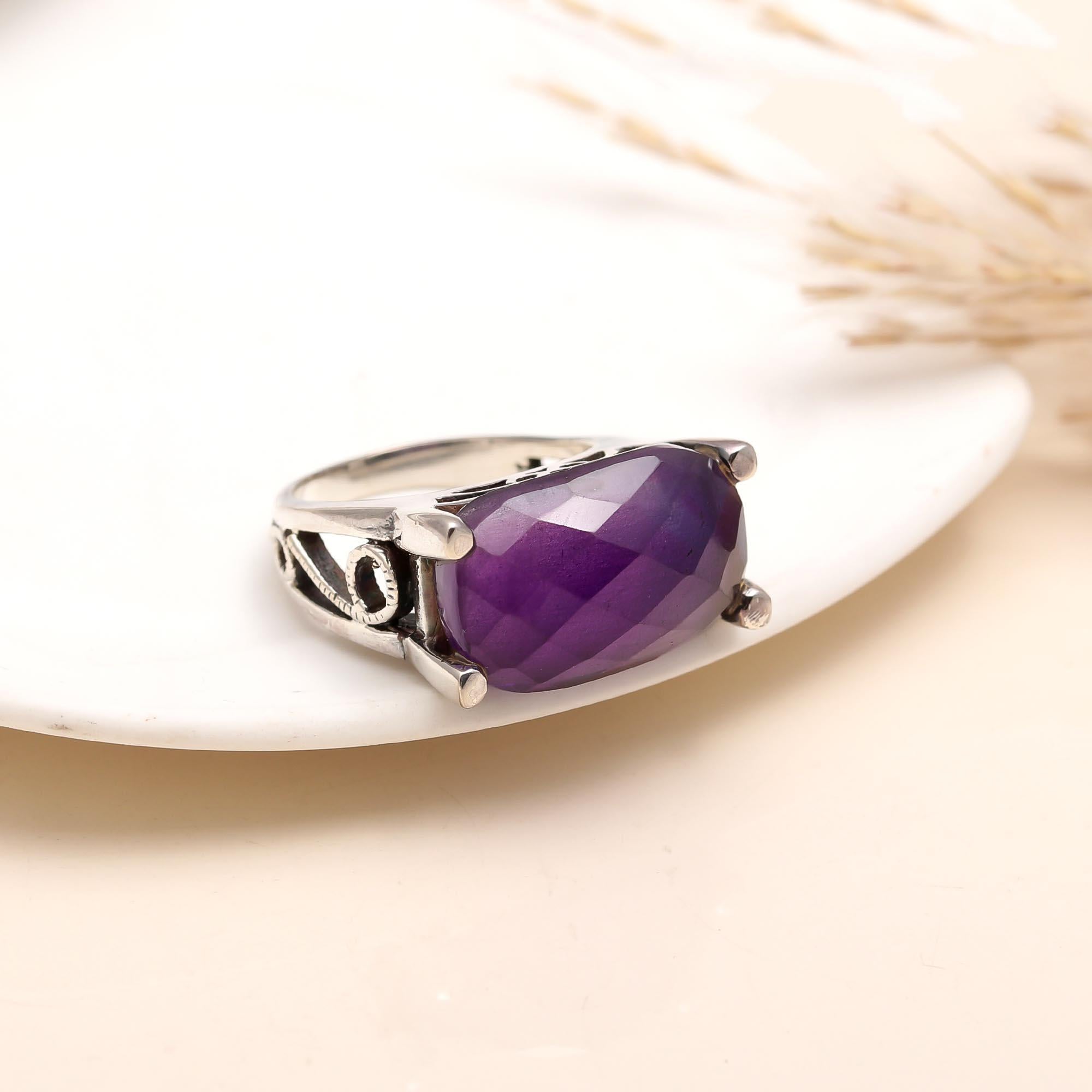 Elegant amethyst statement ring in 925 silver