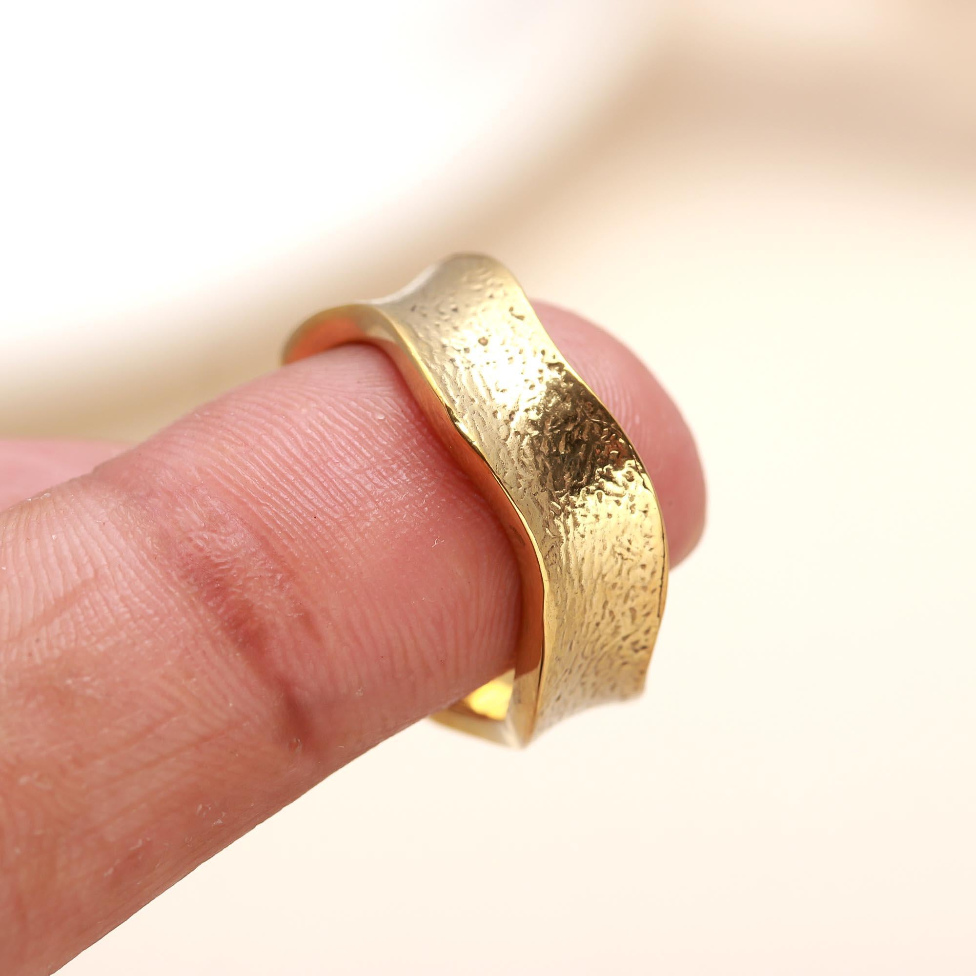 unisex silver wave ring on finger