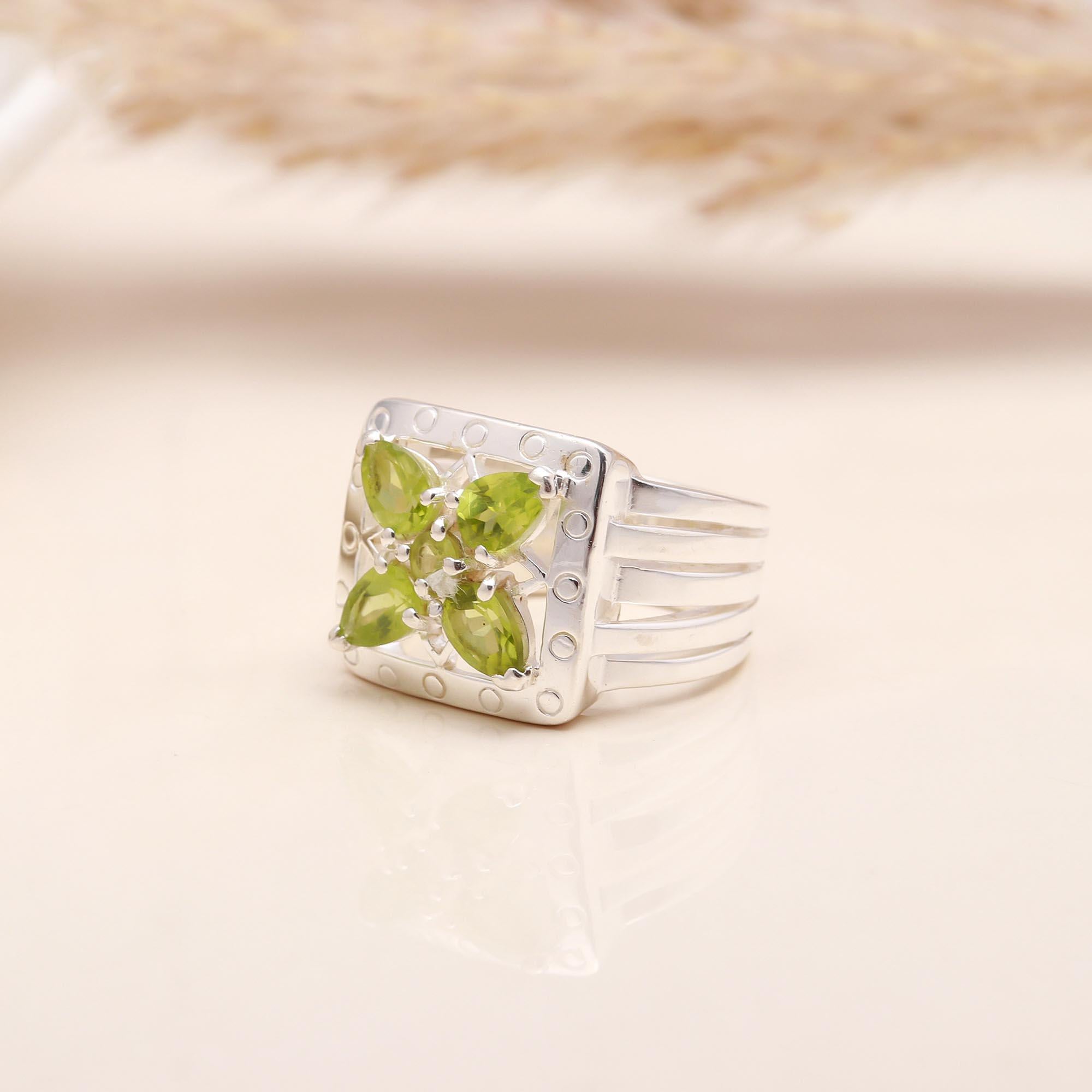 The Verde Flora: Peridot Quatrefoil Ring