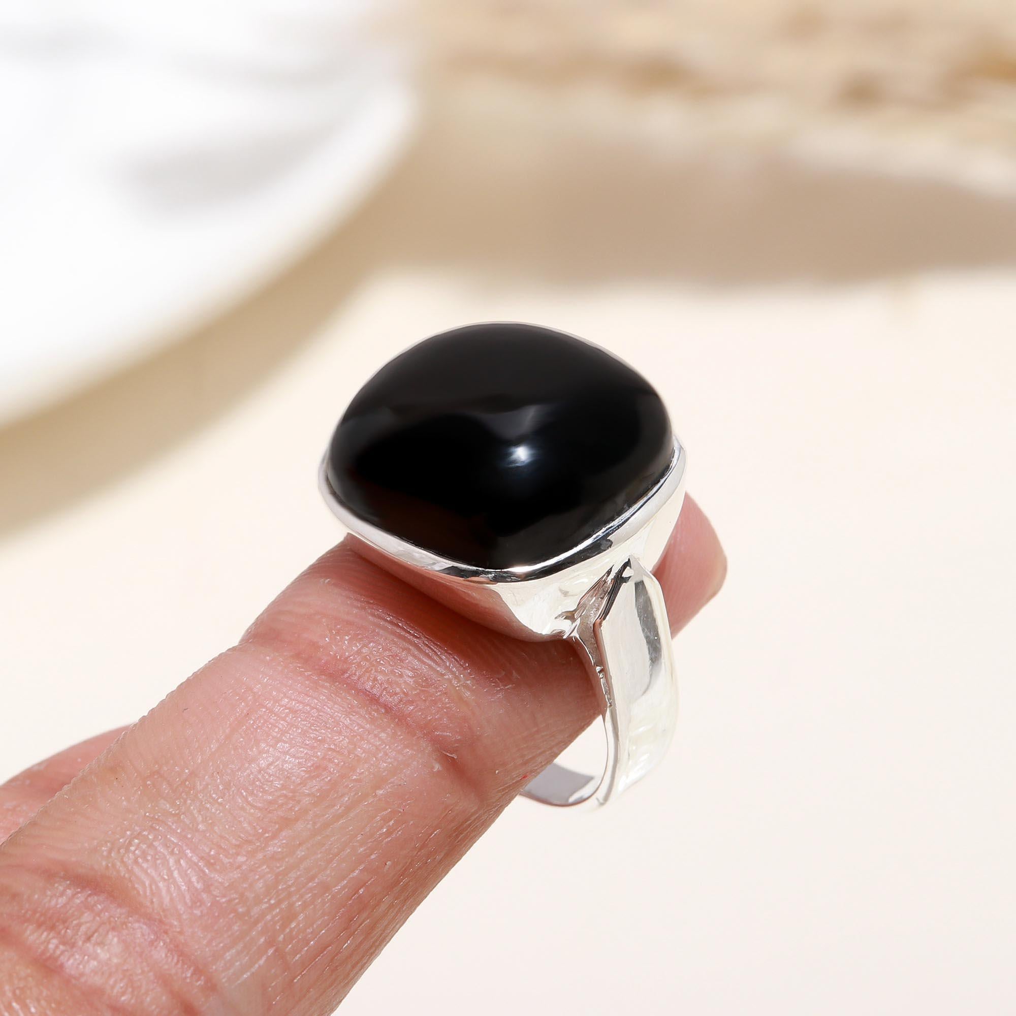 The Midnight Cushion: Sleek Modern Solitaire