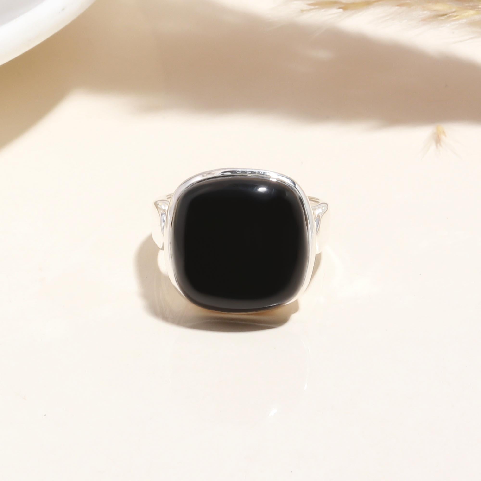 The Midnight Cushion: Sleek Modern Solitaire