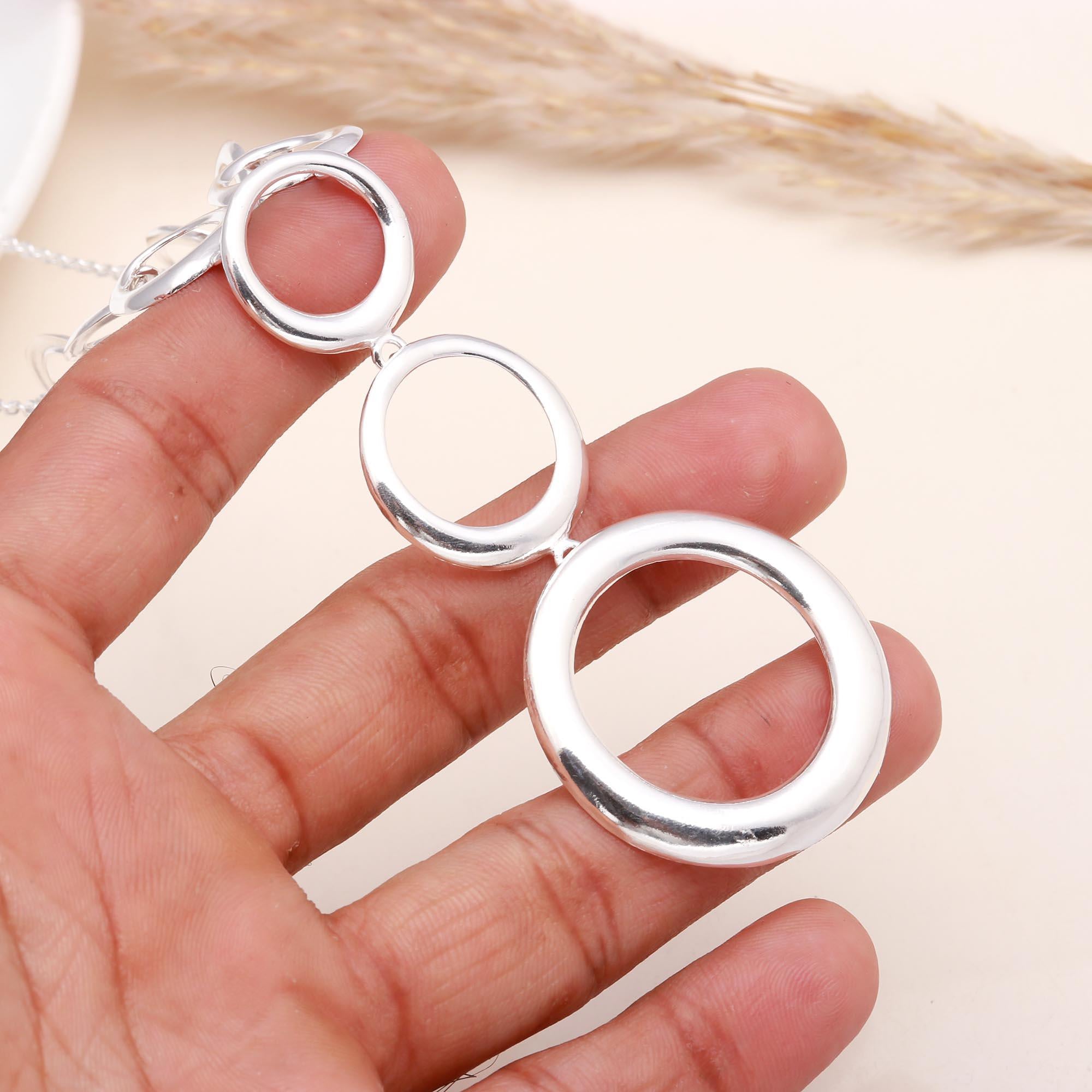 Modern Linked Circle Pendant Necklace