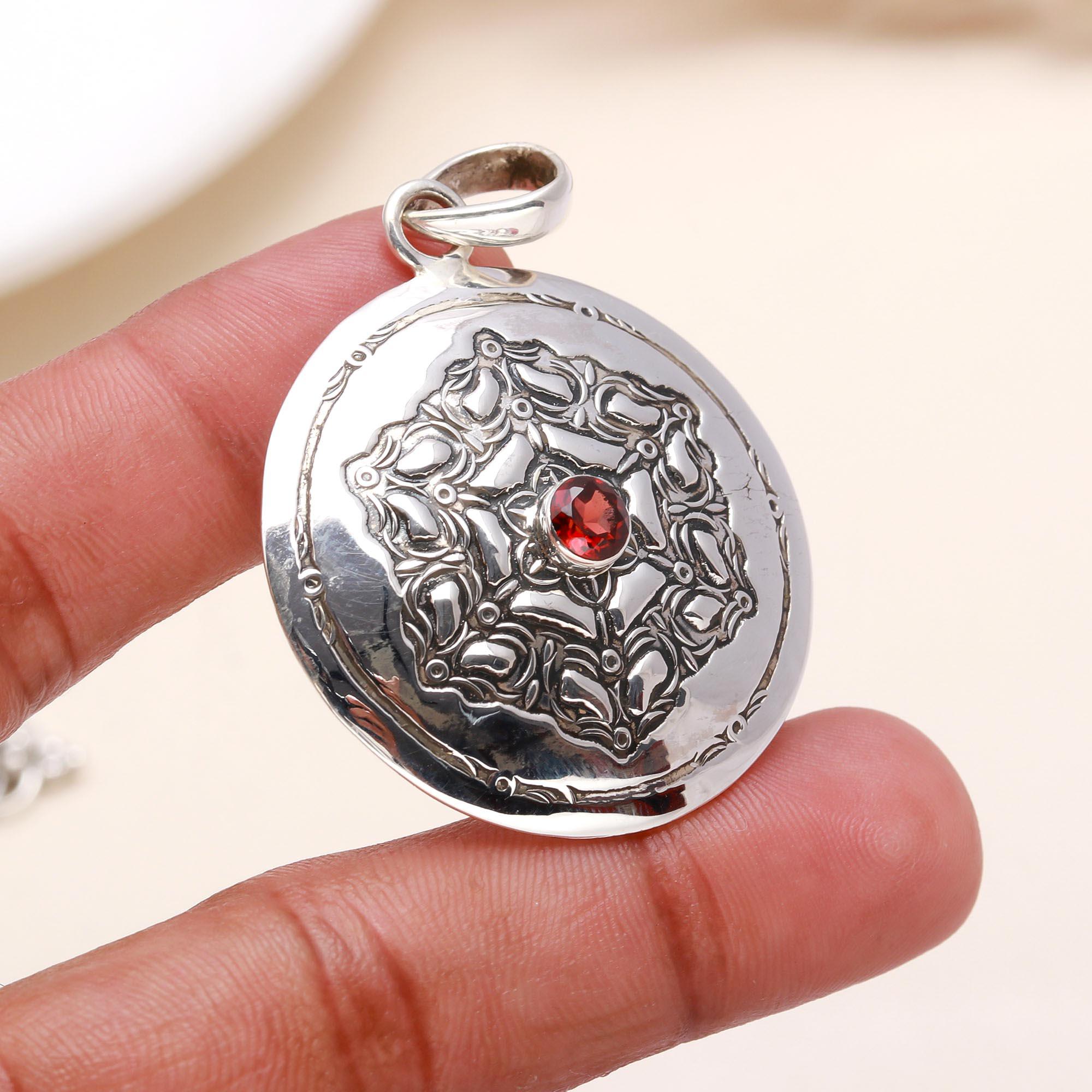 925 Sterling Silver Vintage Round Medallion Garnet Pendant