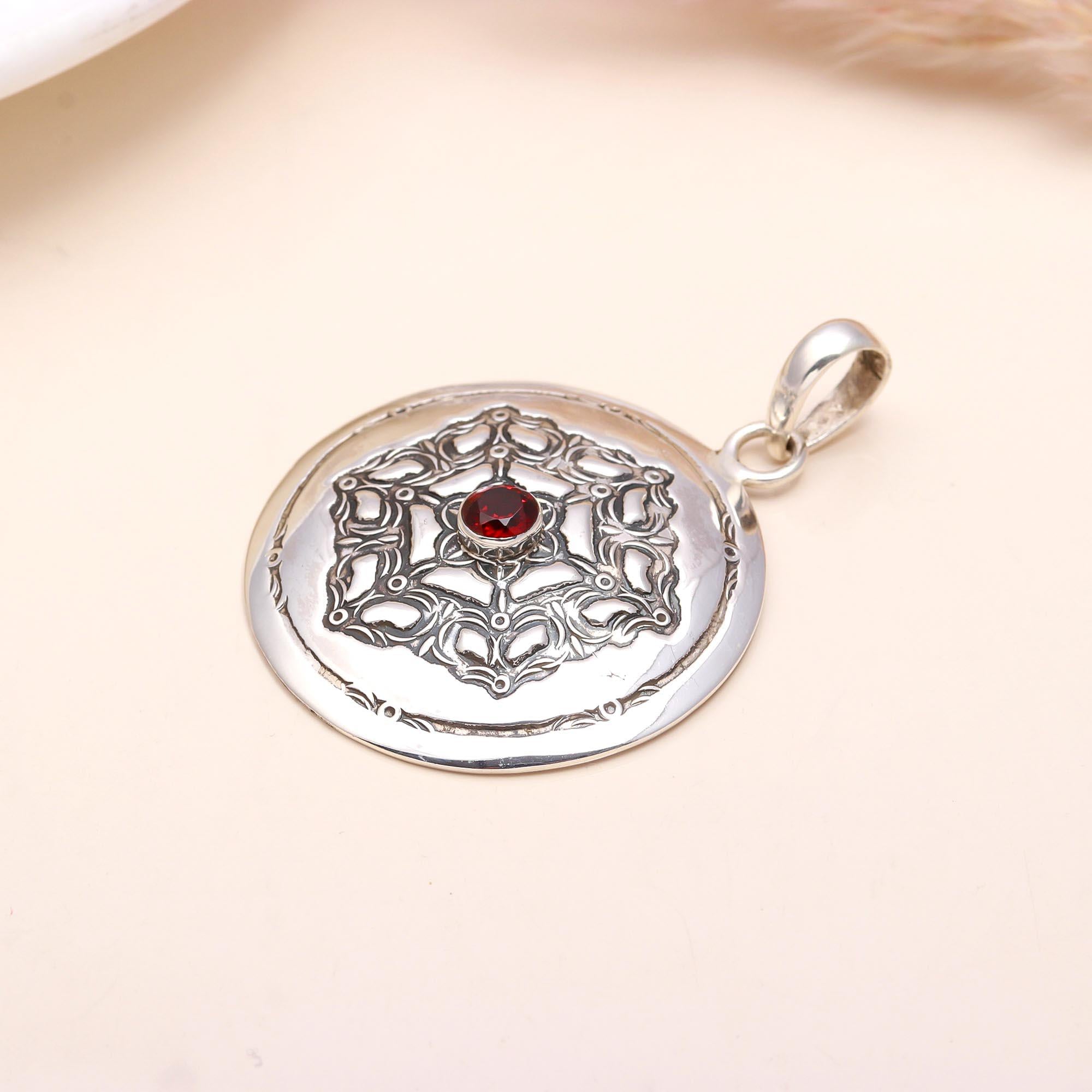 925 Sterling Silver Vintage Round Medallion Garnet Pendant