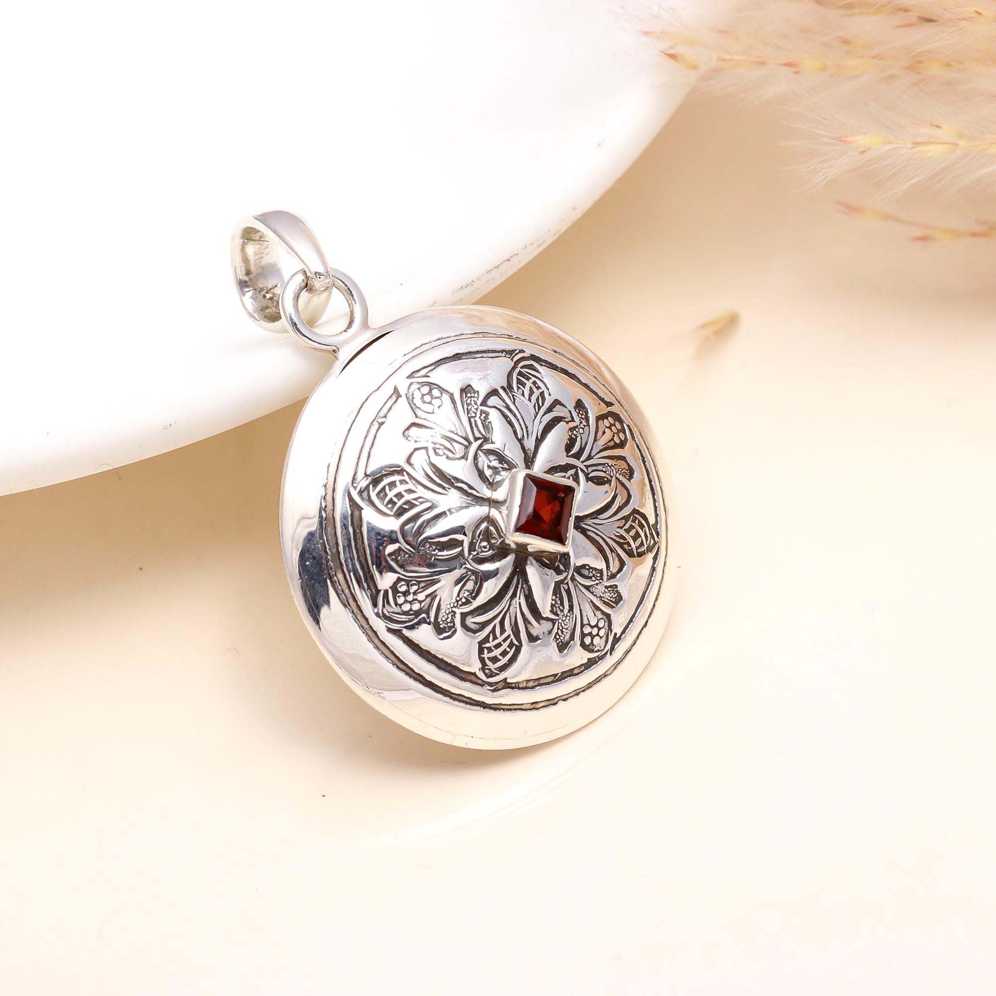 925 Sterling Silver Garnet Round Vintage Floral Pendant