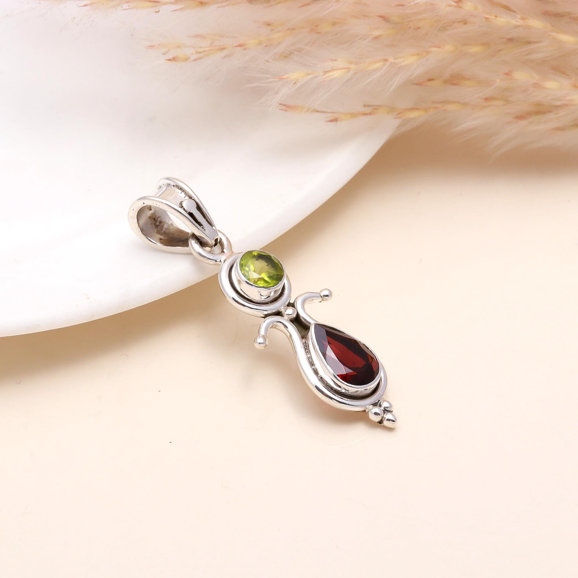 925 Sterling Silver Vintage Style Garnet & Peridot Pendant