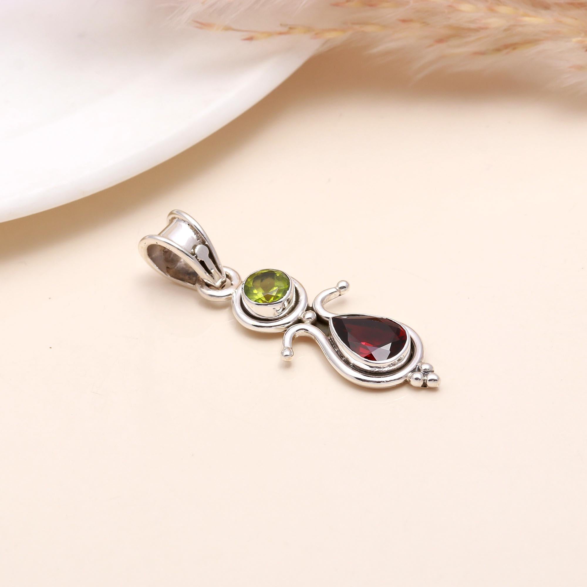925 Sterling Silver Vintage Style Garnet & Peridot Pendant
