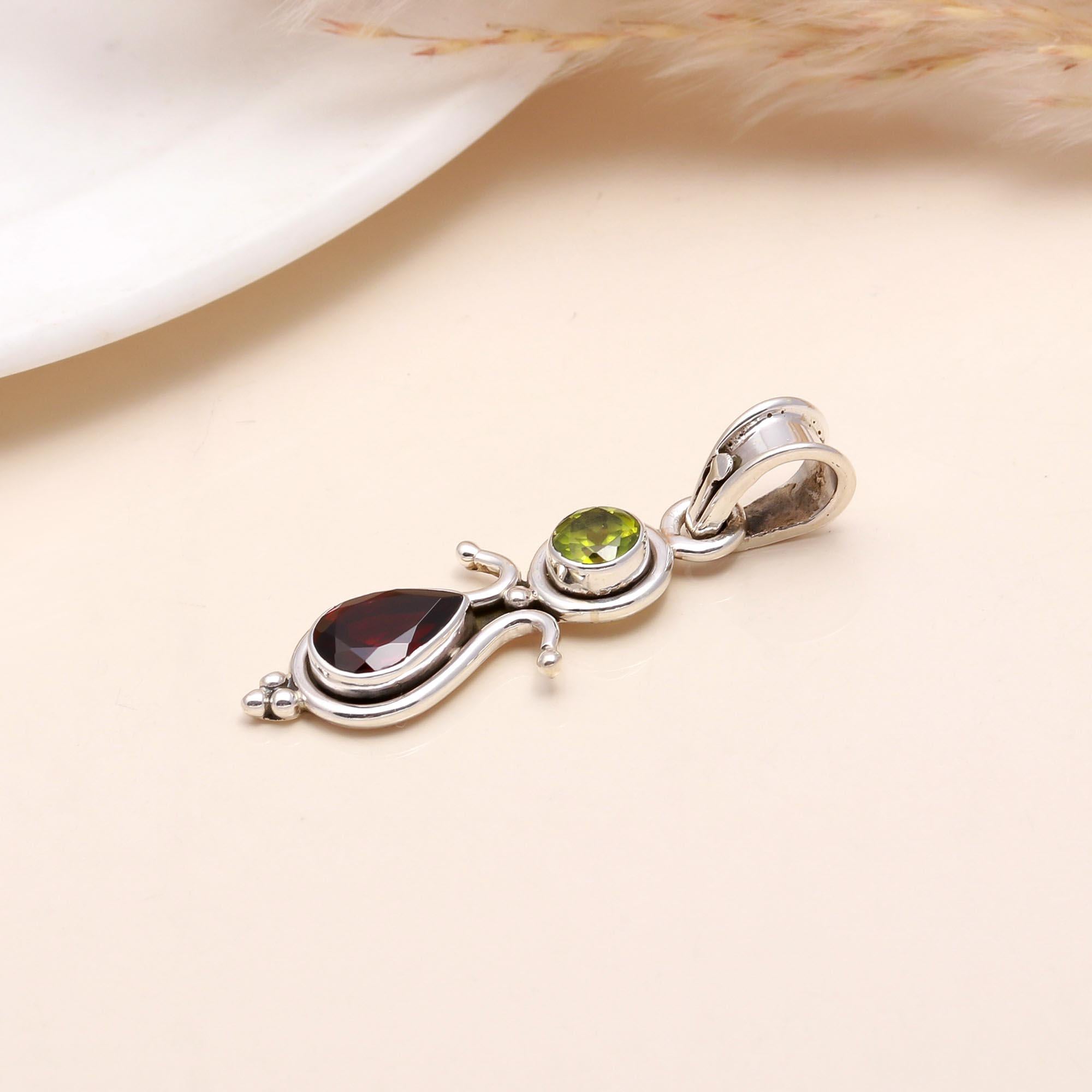 925 Sterling Silver Vintage Style Garnet & Peridot Pendant