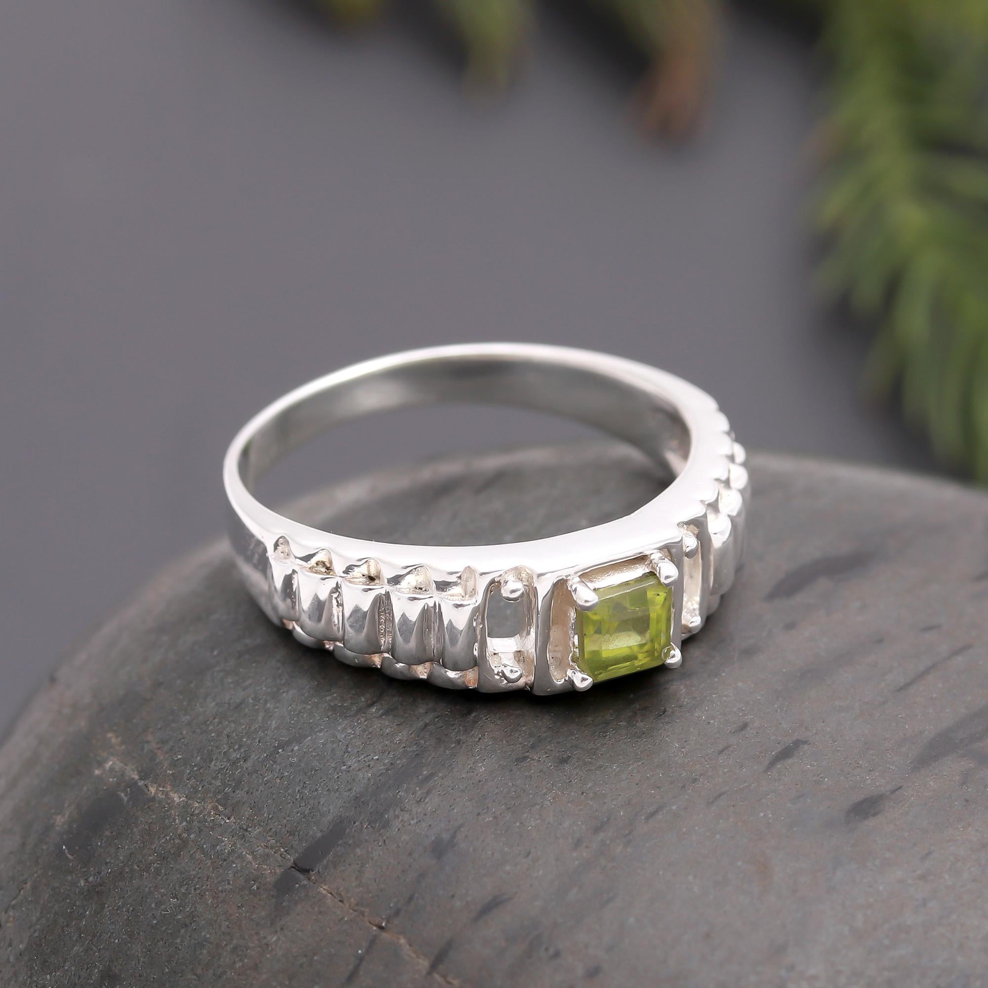 925 Silver Link Band Square-Cut Peridot Ring