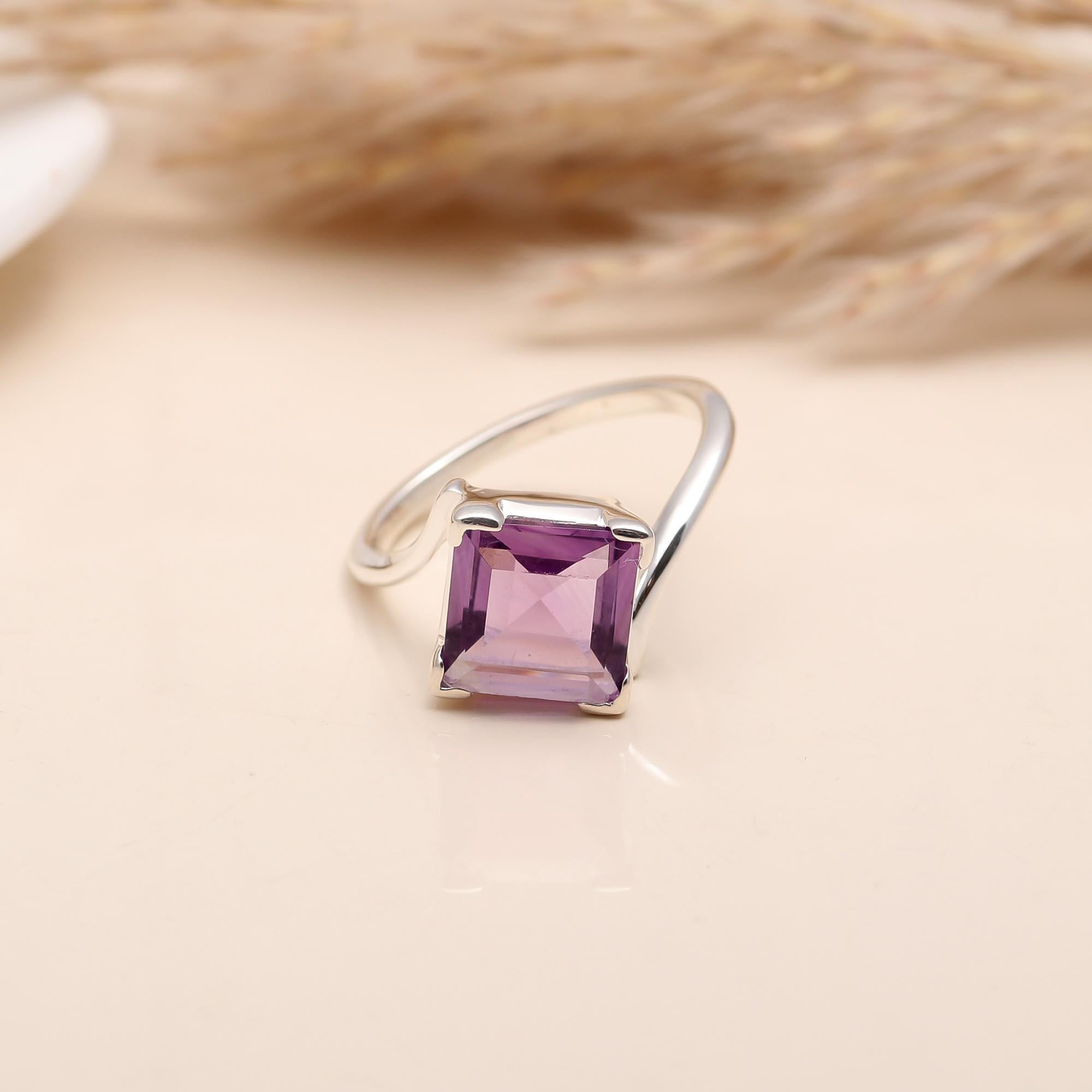 Elegant solitaire ring with square amethyst and polished silver finish