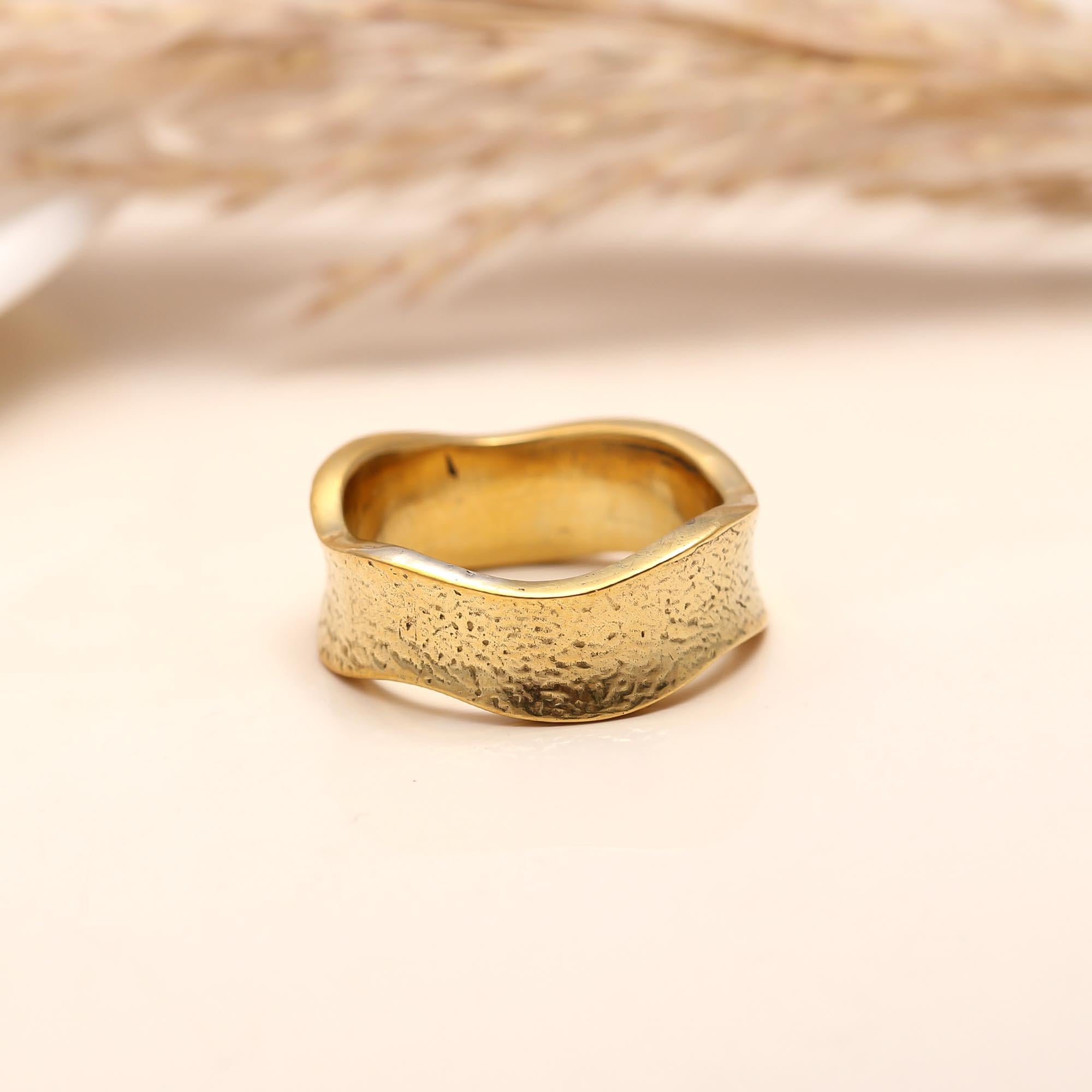 Wave pattern sterling silver band ring front view