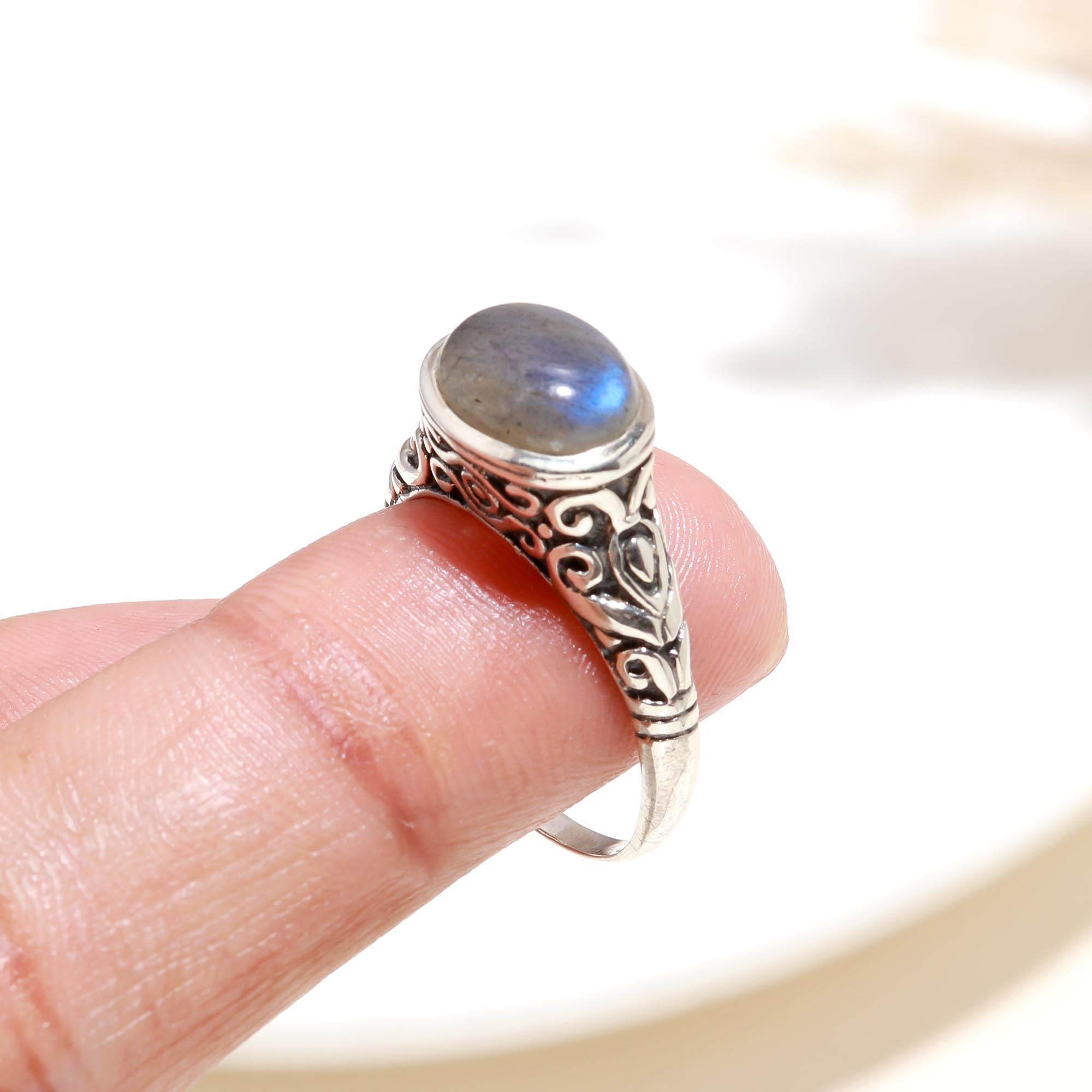 The Mystic Heritage: Vintage Filigree Labradorite Ring