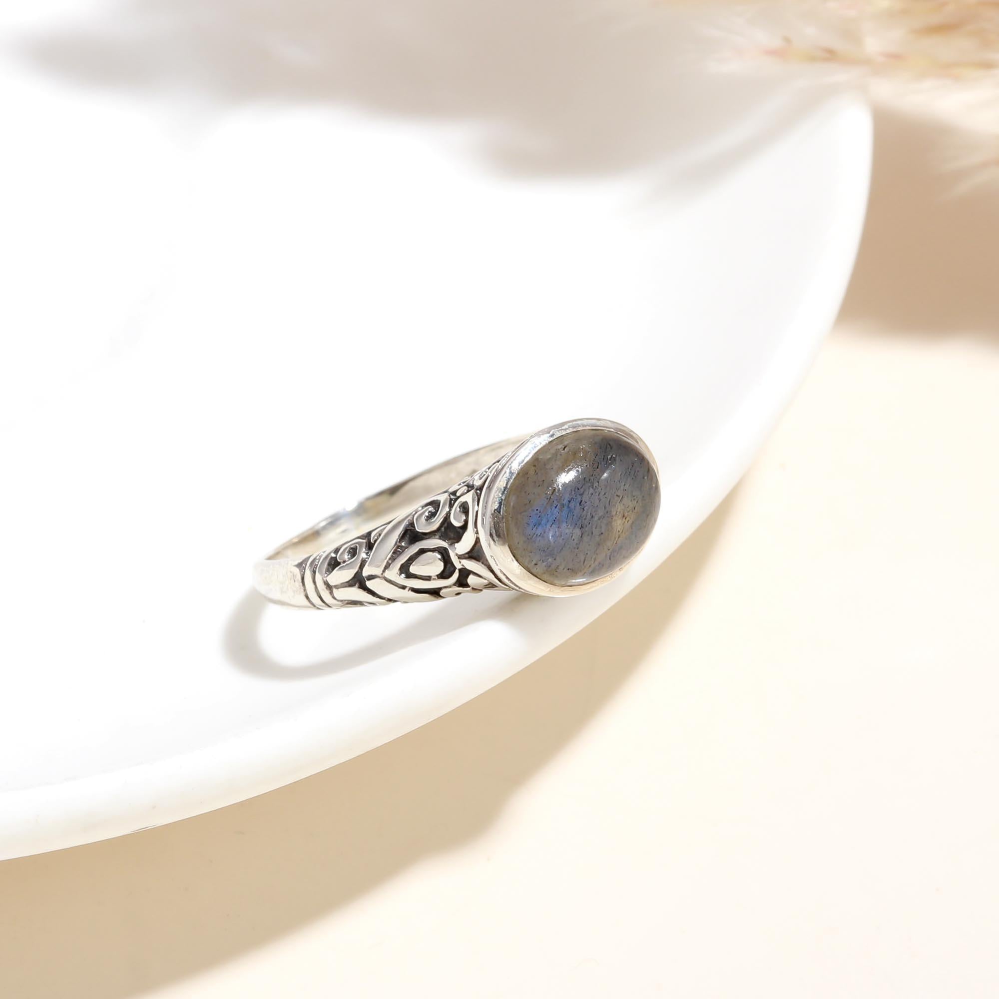 The Mystic Heritage: Vintage Filigree Labradorite Ring