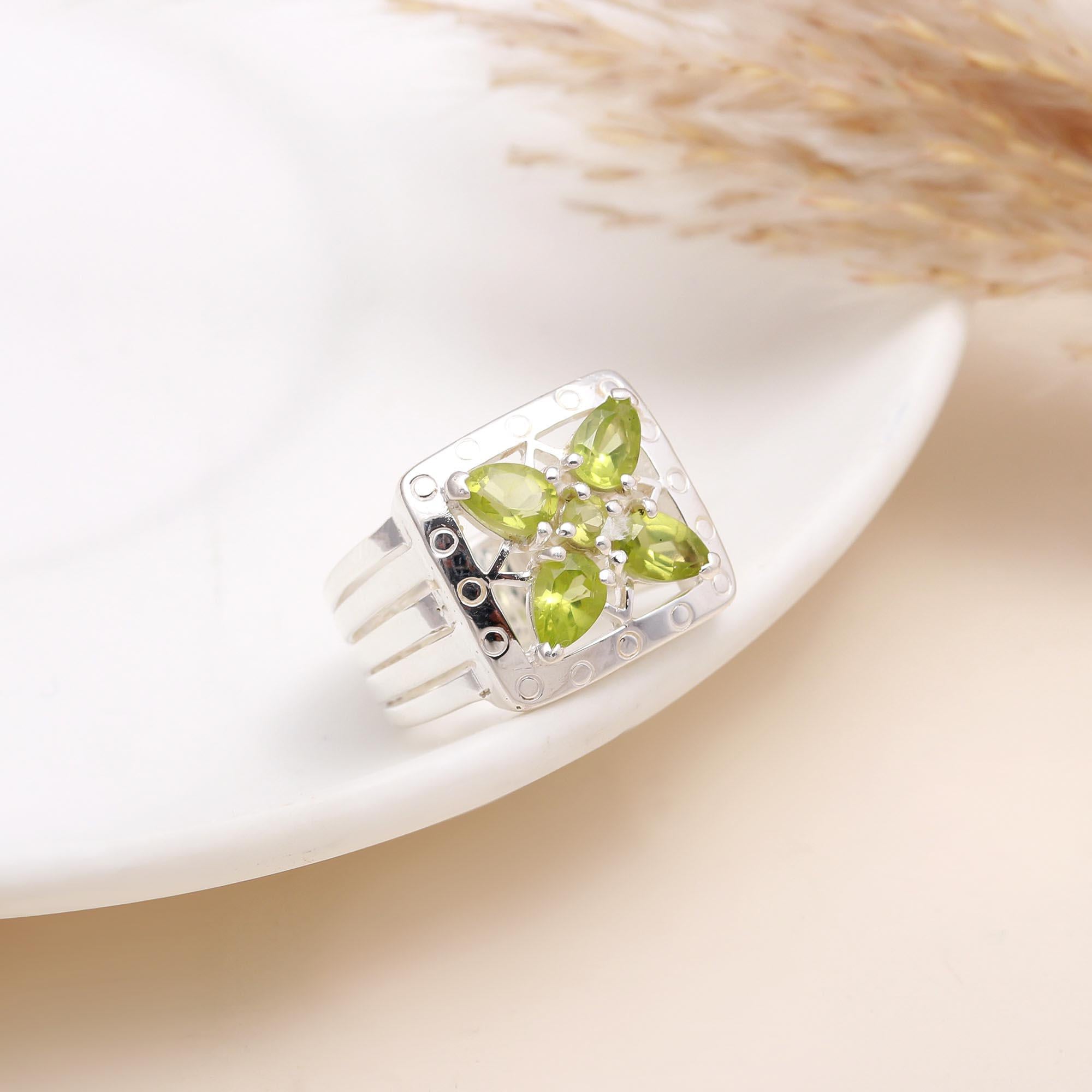 The Verde Flora: Peridot Quatrefoil Ring